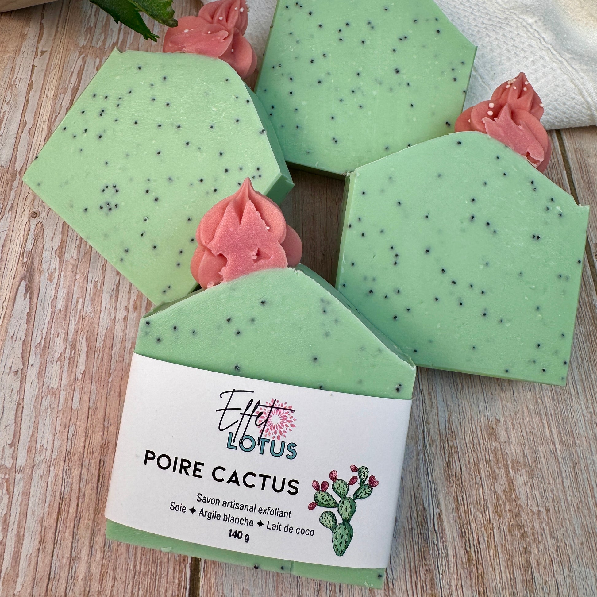 Savon poire cactus avec graines de pavot pour une exfoliation douce.