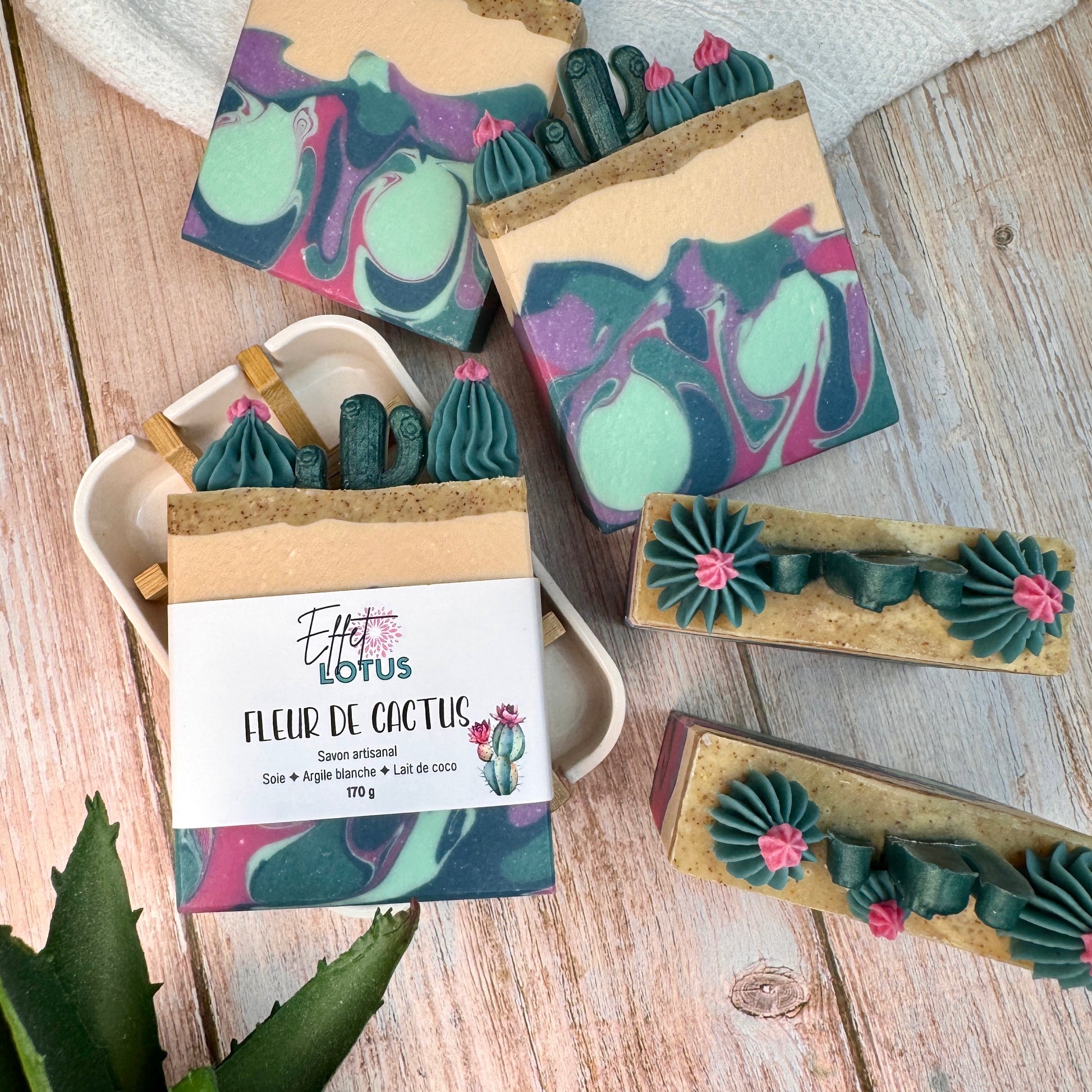 Savon décoré de petits cactus fleuris fabriqué à la main par Effet Lotus.