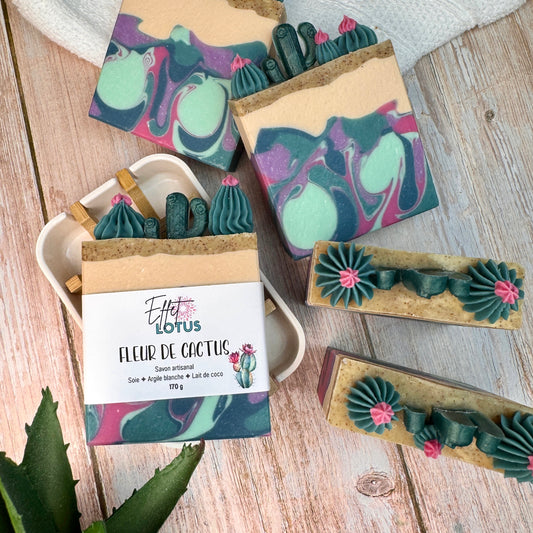 Savon décoré de petits cactus fleuris fabriqué à la main par Effet Lotus.