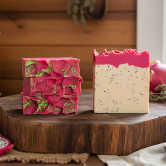 Savon exfoliant au fruit du dragon déposé sur une planche à découper en bois dans une cuisine.