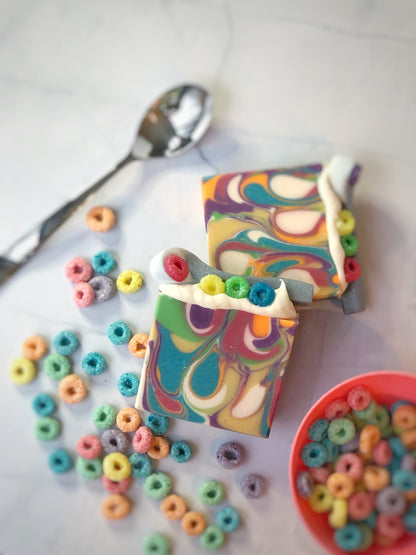 Savon décoratif aux anneaux aux fruits et qui sent les frootloops.