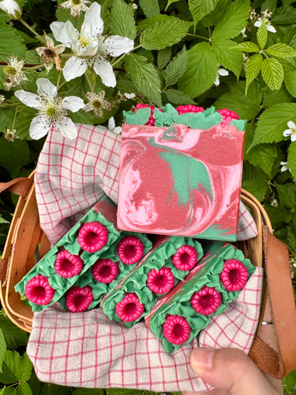 Savon naturel qui sent la framboise juteuse et les petits fruits d'été.