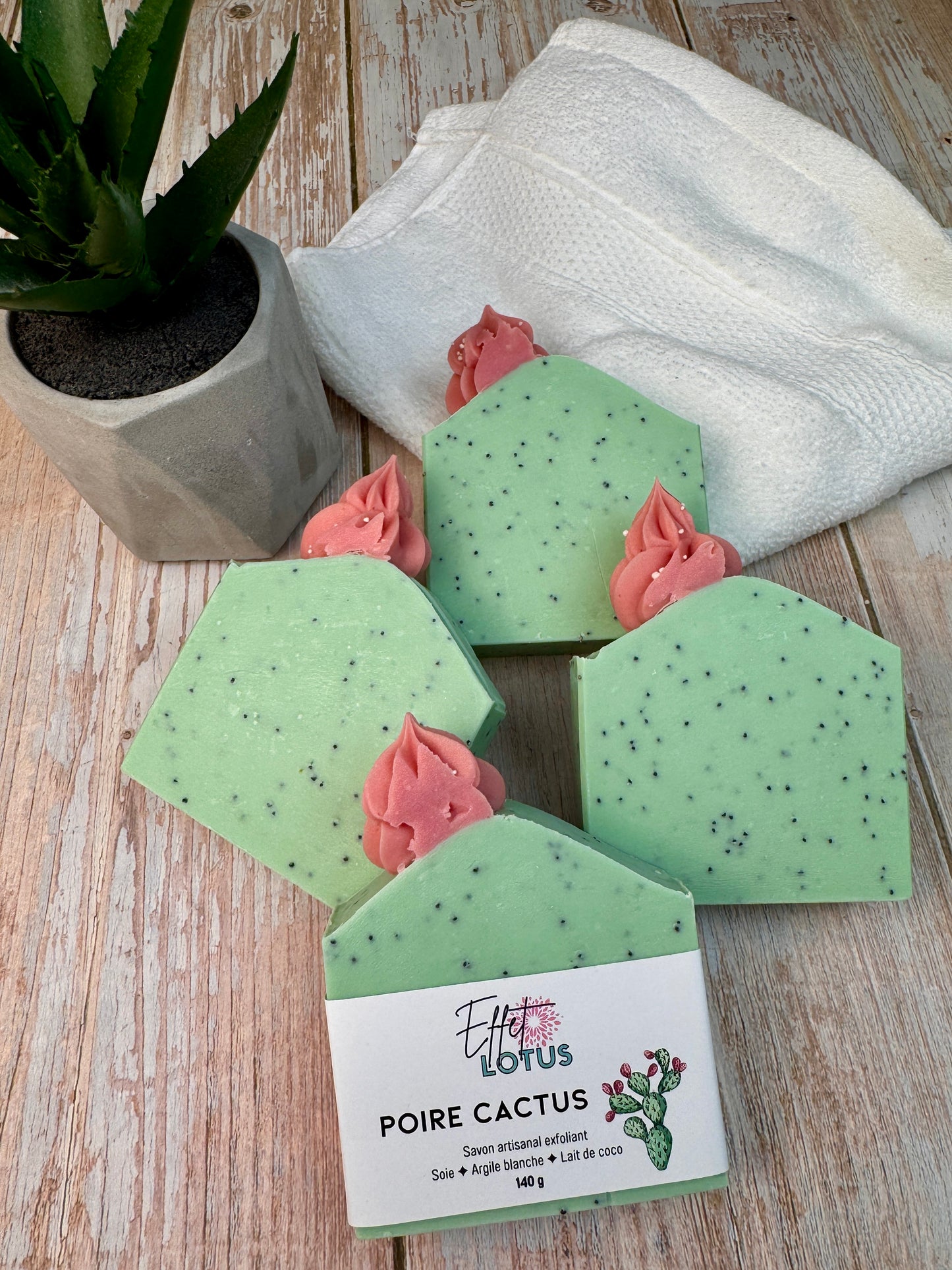 Savon naturel à l'image d'un cactus en fleur avec une figue de barbarie.