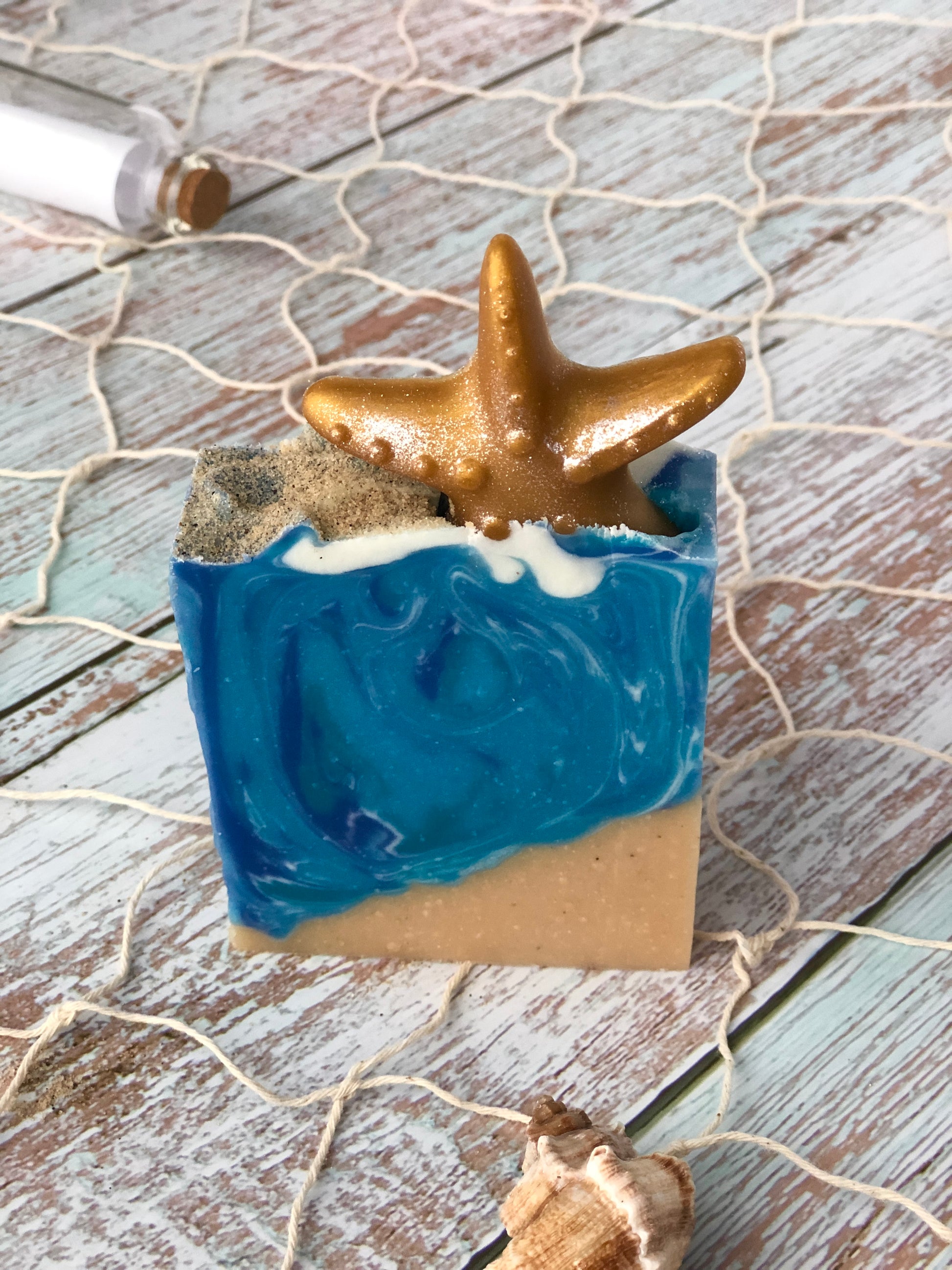 Savon naturel décoré d'une étoile de mer pour usage quotidien.
