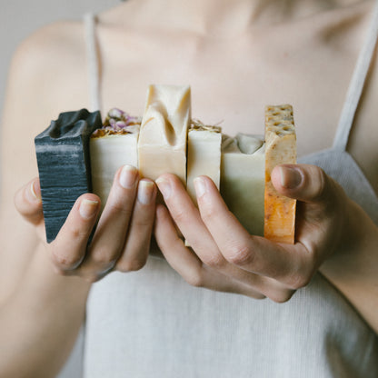 Participante tenant plusieurs savons artisanaux colorés fabriqués lors d'un atelier de fabrication de savon à Ascot Corner, Estrie
